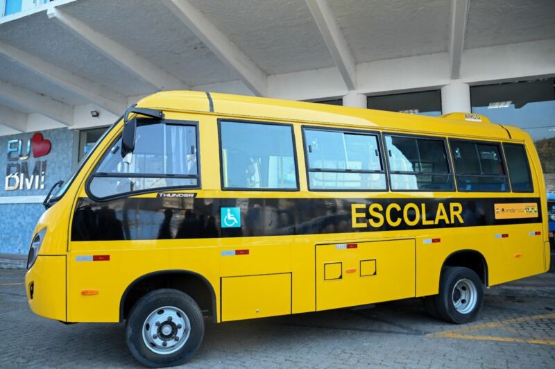 Prefeitura de Barra Mansa entrega novo micro-ônibus escolar acessível – Barra Mansa
