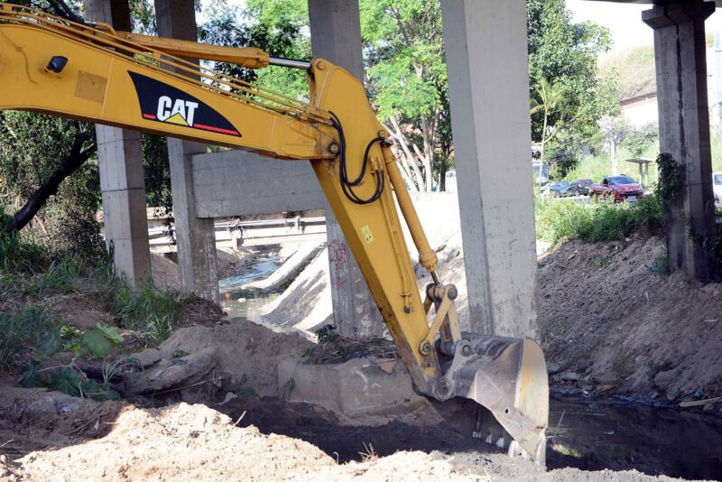 Programa avança com limpeza e desassoreamento do Rio Barra Mansa – Barra Mansa