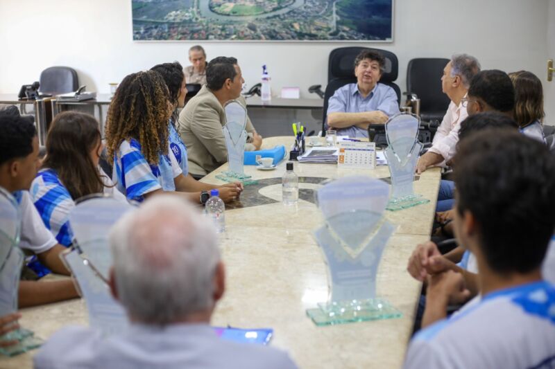 Volta Redonda: Bicampeã estadual, Fanfarra da Escola Municipal Dr. Jiulio Caruso apresenta troféus ao prefeito Neto