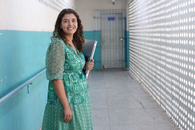 Volta Redonda: Professora da rede municipal é semifinalista em concurso literário promovido pelo TikTok e grandes editoras