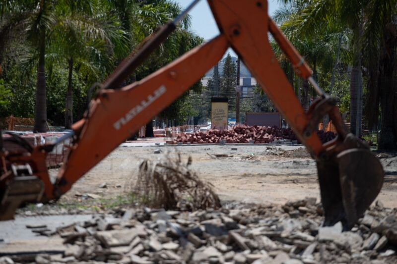 Volta Redonda: em nova etapa da obra, alameda da Praça Pandiá Calógeras começa a receber novo calçamento