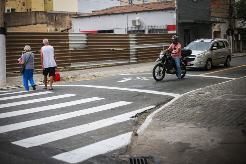 Volta Redonda inicia a instalação de semáforos inteligentes e áreas para motociclistas em cruzamentos