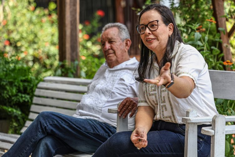 Soure (PA), 10/10/2025 - Carlos Augusto Gouvea, conhecido como Tonga, e a filha, Gabriela Gouvea, são os empreendedores da Fazenda Mironga. A fazenda produz queijos do leite de búfala e promove o turismo de experiência com o animal símbolo da Ilha de Marajó. Foto: Marcelo Camargo/Agência Brasil