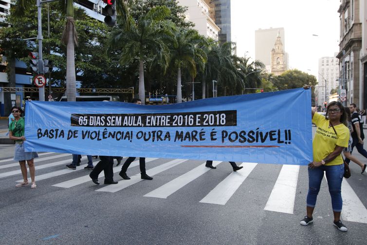 Rio de Janeiro - Alunos e moradores do Complexo da Maré protestam com cartas em frente ao Tribunal de Justiça contra o aumento de mortes e interrupções de aulas durante operações policiais na comunidade. (Fernando Frazão/Agência Brasil)