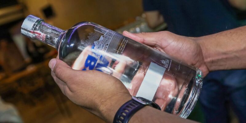 Policiais descobrem laboratório de falsificação de bebidas no DF