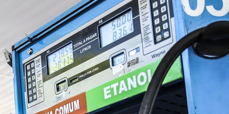Petrobras reduz preço da gasolina em 4,9% a partir de terça-feira