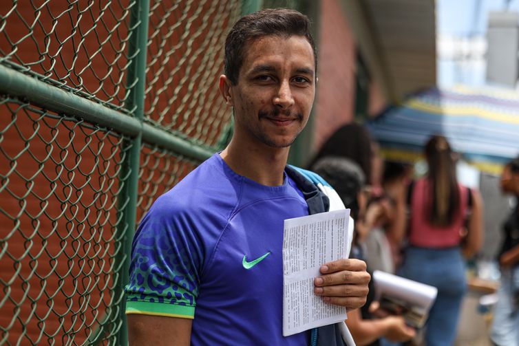 Brasília (DF), 26/10/2025 - Diego Lima aguarda a abertura dos portões para realização da Prova Nacional Docente. Foto: Marcelo Camargo/Agência Brasil