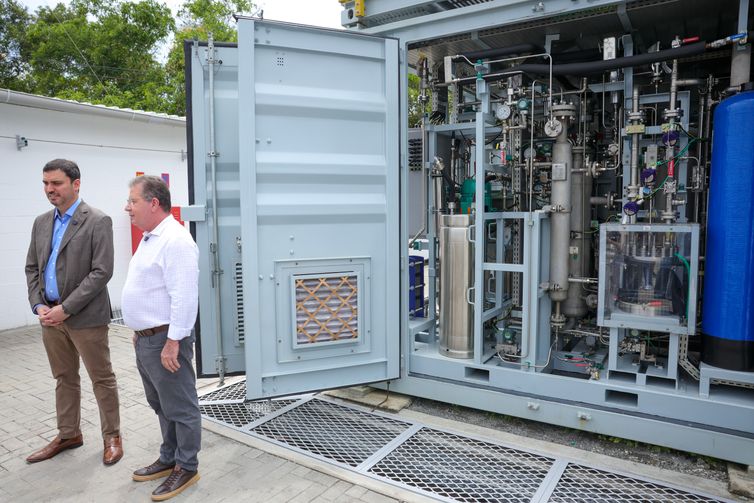 Recife (PE) 17/10/2025 - O diretor-presidente do Complexo Industrial Portuário de Suape, Armando Monteiro Bisneto, e o Presidente do Conselho Regional do SENAI-PE e Presidente da FIEPE, Bruno Veloso, ao lado do Eletrolisador instalado no Senai Park em Ipojuca  Foto: Fabio Rodrigues-Pozzebom/ Agência Brasil