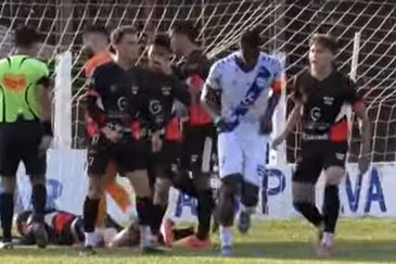 Guarapuava (PR), 04/10/2025 - Jogador do time Nacional-SP, PV (camisa branca), foi vítima de racismo por jogador do time Batel. Frame: FPF/Reprodução