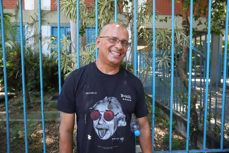 Rio de Janeiro (RJ), 26/10/2025 – O professor Vagner Casais Bastos em frente ao Colégio Estadual Julia Kubitschek para a realização Prova Nacional do Docente (PND), no centro do Rio de Janeiro. Foto: Tomaz Silva/Agência Brasil