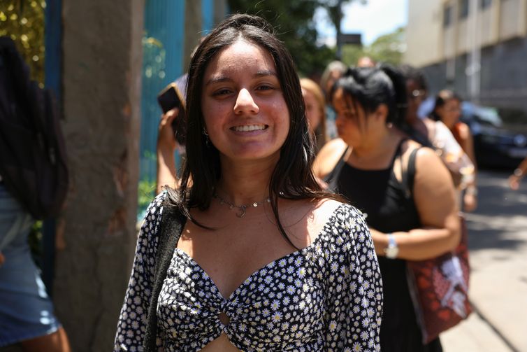 Rio de Janeiro (RJ), 26/10/2025 – A recém-formada em letras, Fernanda Lima Figueiredo da Silva  em frente ao Colégio Estadual Julia Kubitschek para a realização Prova Nacional do Docente (PND), no centro do Rio de Janeiro. Foto: Tomaz Silva/Agência Brasil