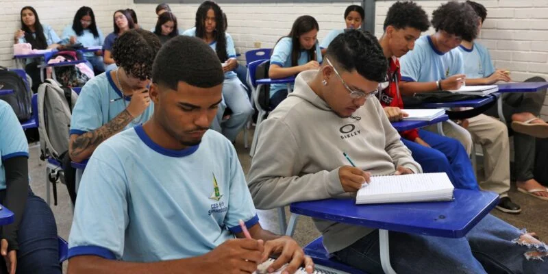 Beneficiário do Pé-de-Meia ganha R$ 200 se fizer dois dias de Enem