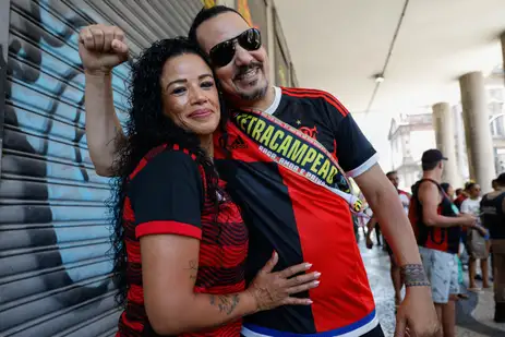 Rio de Janeiro (RJ), 30/11/2025 –Valéria Nunes Domingos e Eduardo Ferreira Henrique, torcedores do Flamengo, comemoram título da Copa Libertadores, no centro da cidade. Foto: Fernando Frazão/Agência Brasil