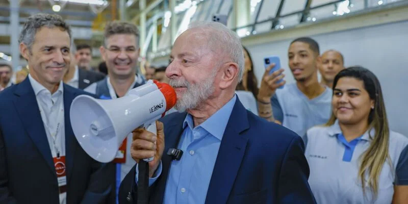 Lula assina medida que atualiza Programa de Alimentação do Trabalhador