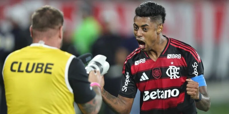 Fla vence, aproveita derrota do Palmeiras e volta a igualar rival