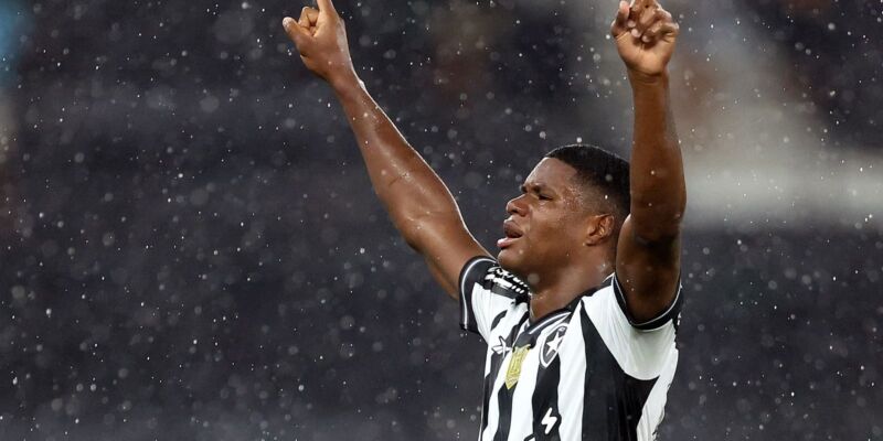 Panamenho José Kadir leva Botafogo à vitória no Brasileiro