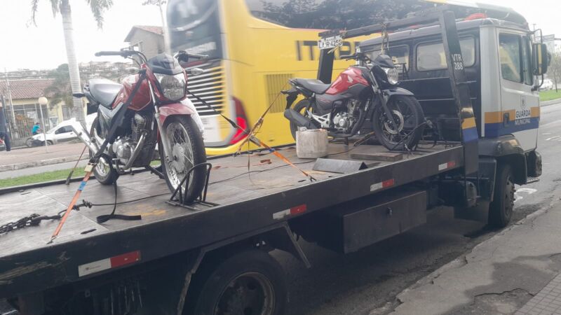 Guarda Municipal flagra inabilitados e remove motos sem placas das ruas em Volta Redonda