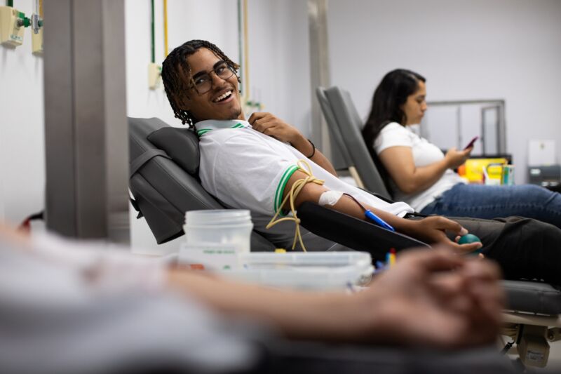 Hemonúcleo de Volta Redonda recebe doação de 19 alunos do IFRJ no Dia Nacional do Doador Voluntário de Sangue