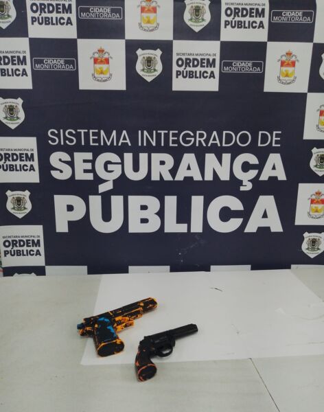 Homem com simulacros de arma de fogo é detido após denúncia em WhatsApp da Ordem Pública de Volta Redonda
