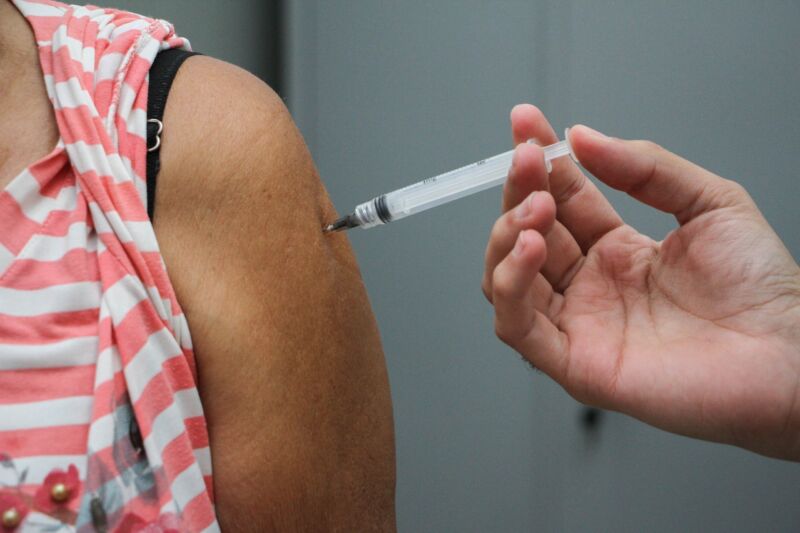 Prefeitura de Barra Mansa realiza mutirão de vacinação para imunizar pacientes agendados previamente – Barra Mansa