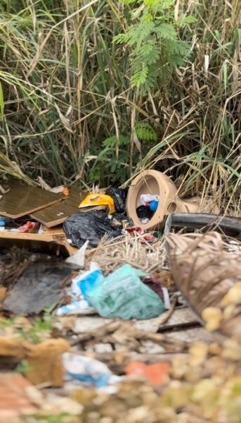 Suspeitos de descarte irregular de lixo são identificados após flagrantes de câmeras em Volta Redonda
