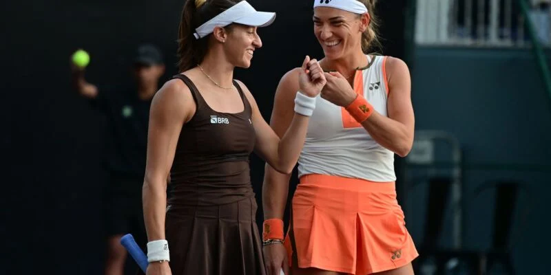 Dupla de Stefani vira sobre atual campeã e vai à semi do WTA Finals