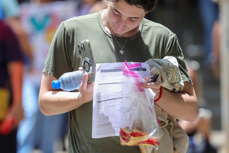 Brasília (DF) 09/11/2025 - Candidatos chegam para fazer a prova nesse primeiro dia de Enem Foto: Fabio Rodrigues-Pozzebom/ Agência Brasil