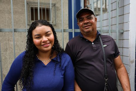 Tomaz Silva/Agência Brasil Rio de Janeiro (RJ), 16/11/2025 - A estudante Eduarda Fernandes e seu pai, Marcio Rogério aguardam na fila para entrada dela no segundo dia do Exame Nacional do Ensino Médio (Enem), no Cefet Maracanã, na zona norte do Rio de Janeiro. Foto: Tomaz Silva/Agência Brasil
