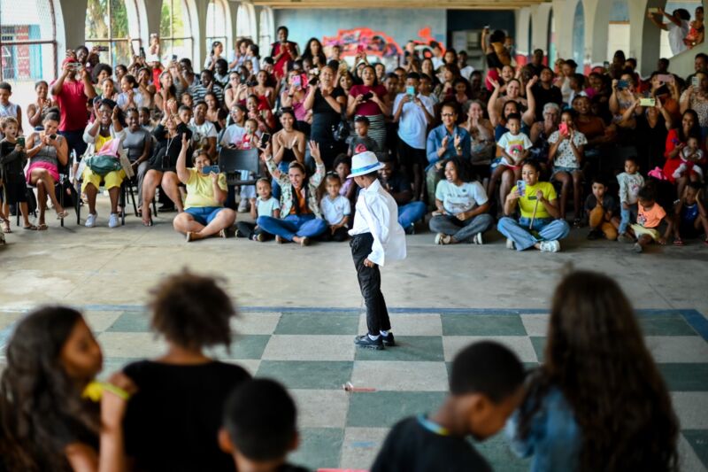 Alunos da Escola Socioambiental Ada Bogato apresentam o espetáculo Let’s Sing – Barra Mansa