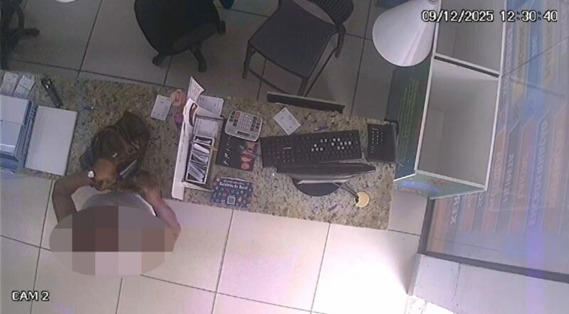 Idosa de 78 anos é presa por furtar celular em loja de Volta Redonda