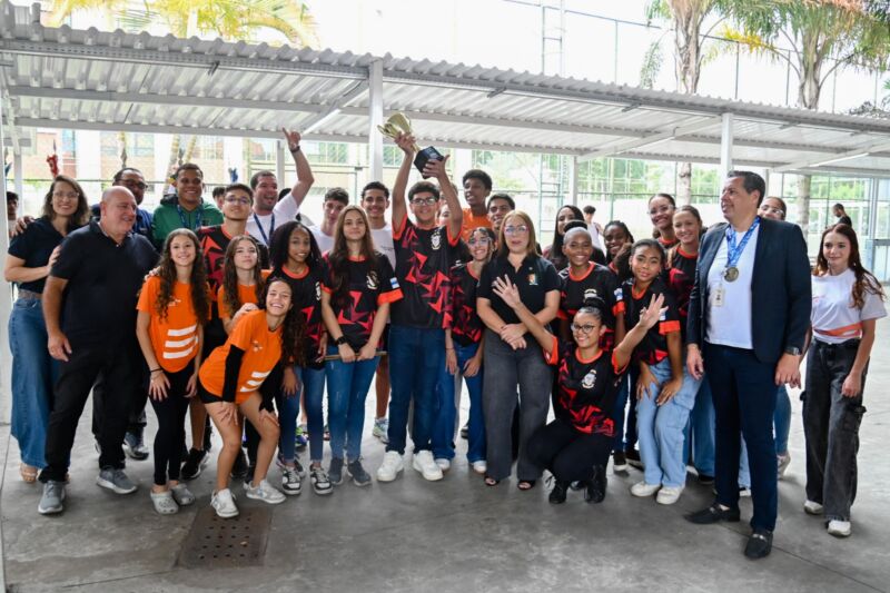 Prefeitura de Barra Mansa entrega troféu de campeão do Jebam 2025 à Escola Firjan Sesi – Barra Mansa