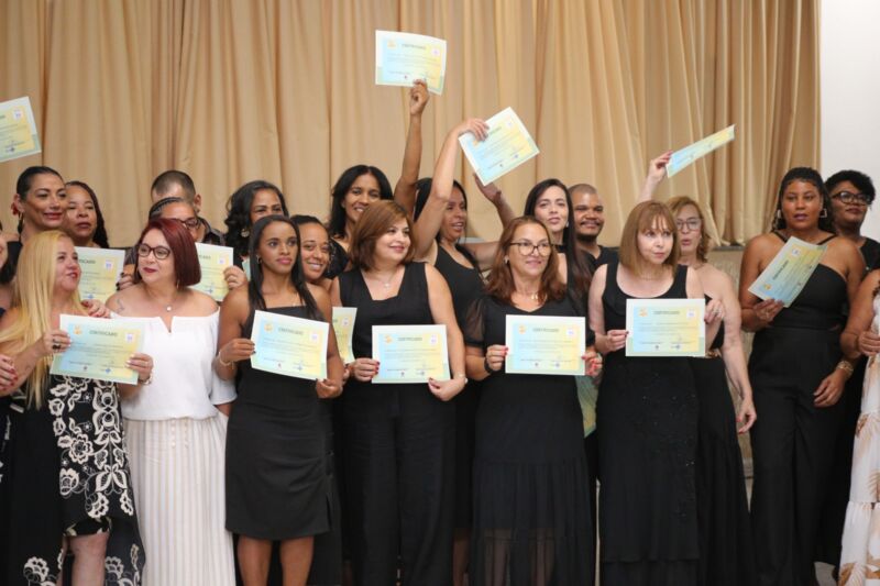 Prefeitura de Volta Redonda certifica alunos do curso de Cuidador Familiar de Idosos