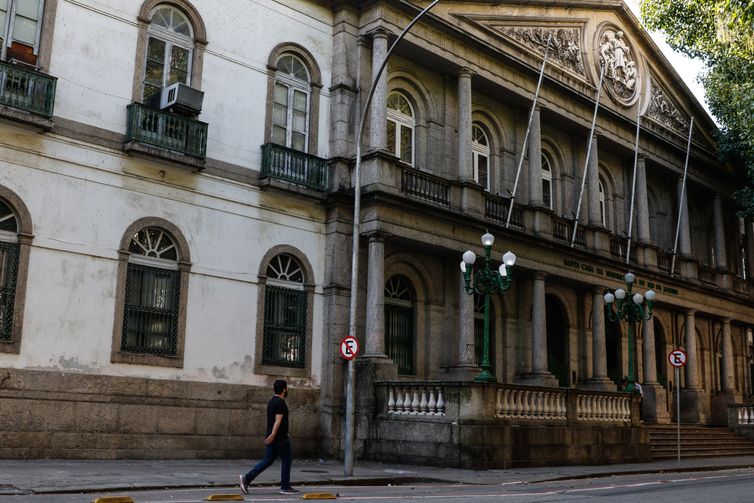 Rio de Janeiro (RJ), 05/04/2023 - Projeto Lugares de Memória propõe roteiros que percorrem marcos simbólicos do período da ditadura militar na cidade, como o prédio da Santa Casa de Misericórdia, no Centro. Foto: Fernando Frazão/Agência Brasil