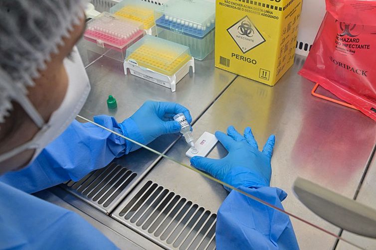 Aplicação de solução reagente durante ensaio com teste rápido para hantavirose realizado no Laboratório de Hantaviroses e Rickettsioses do IOC/Fiocruz. Foto: Rudson Amorim, IOC/Fiocruz