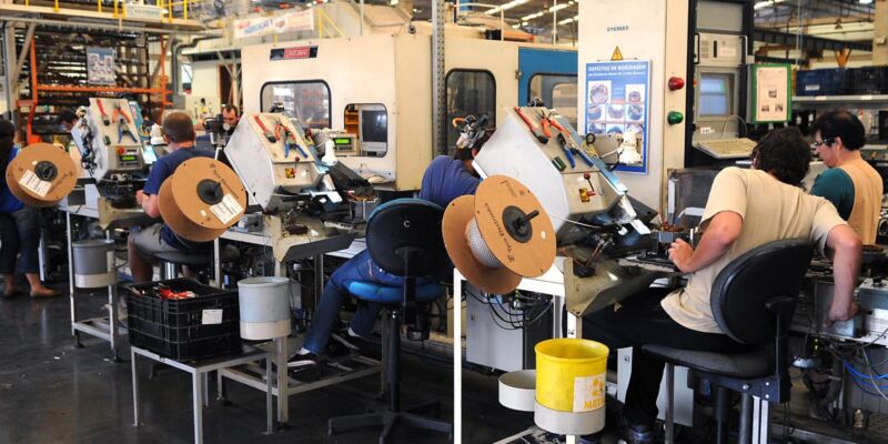 Produção industrial reverte queda e sobe 0,1% em outubro, mostra IBGE