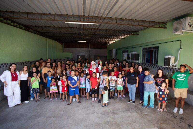 volta Redonda: Papai Noel visita crianças com autismo atendidas pelo projeto Laço Azul