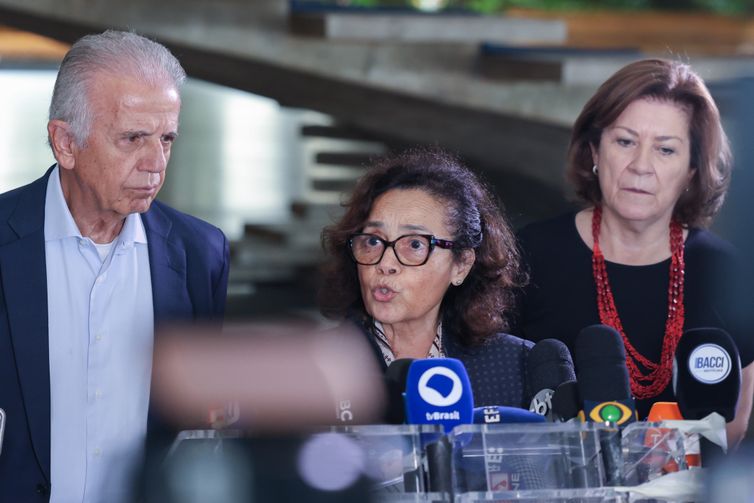 Brasília (DF), 03/01/2026 – Ministro da defesa, José Múcio, (e) embaixadora, Maria Laura (c)  e a secretária executiva da casa civil, Miriam Belchior (d), durante entrevista falam da invasão americana na Venezuela.
Foto: Valter Campanato/Agência Brasil