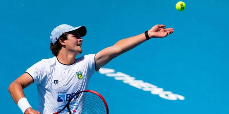 Dores lombares tiram João Fonseca de mais um torneio na Austrália