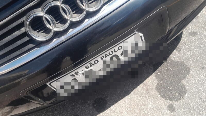 Carro com adesivo no lugar da placa é removido das ruas pela Guarda Municipal de Volta Redonda