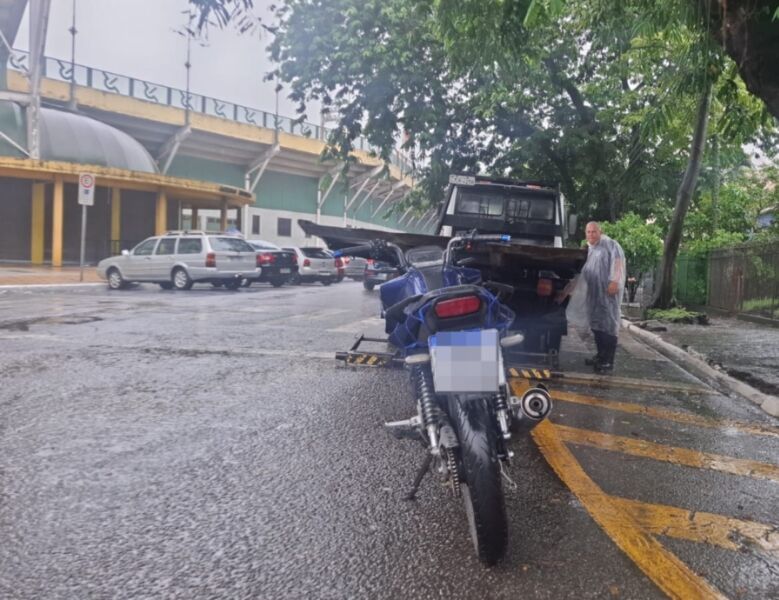 Carro furtado é recuperado e moto clonada é apreendida em ações da segurança pública de Volta Redonda