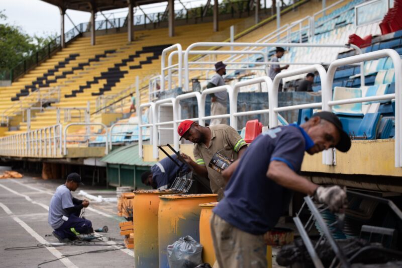 Estádio da Cidadania, em Volta Redonda, terá gramado renovado para jogo entre Portuguesa e Flamengo no próximo domingo (11)