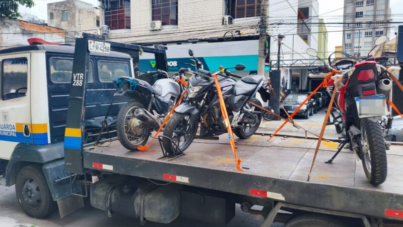 Guarda Municipal flagra condutores sem habilitação e remove três motocicletas irregulares das ruas de Volta Redonda