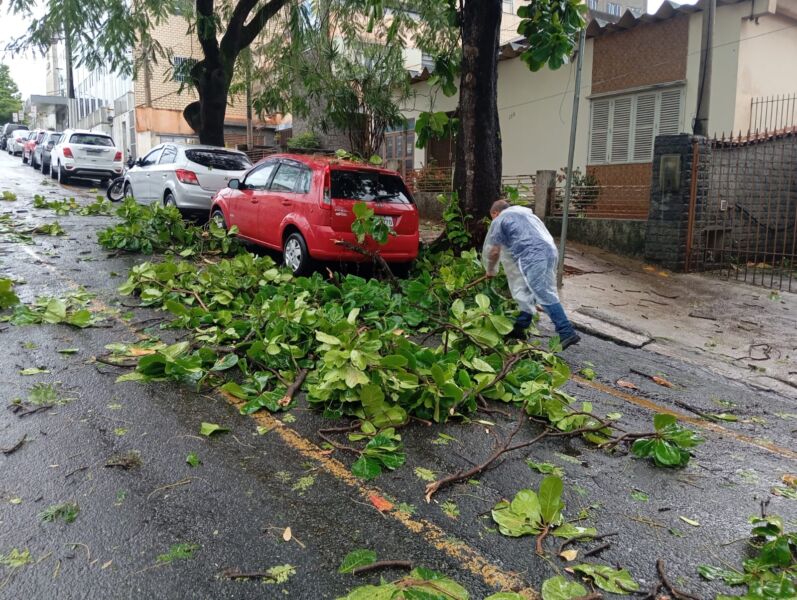 Secretaria de Serviços Públicos atua para minimizar efeitos da chuva em Volta Redonda