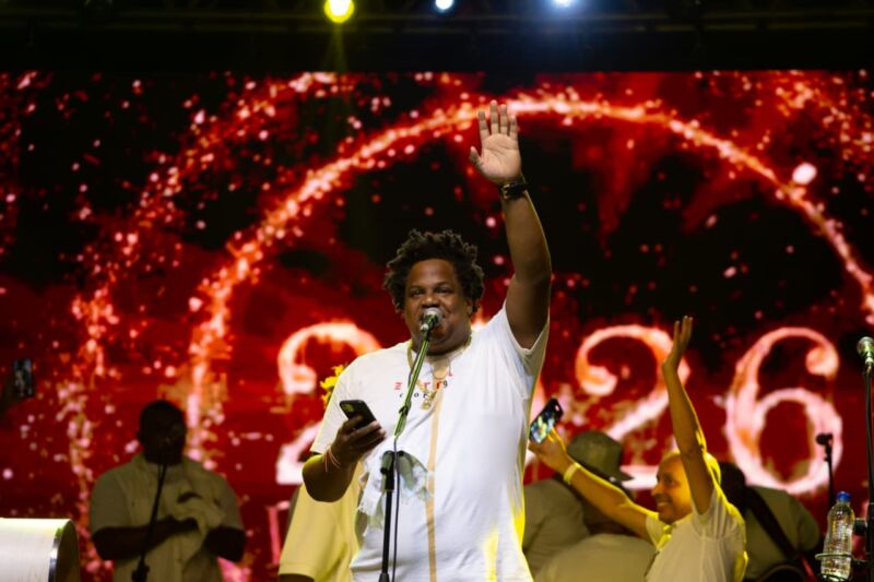 Volta Redonda celebra a chegada de 2026 com muita música e grande público na Praça Brasil