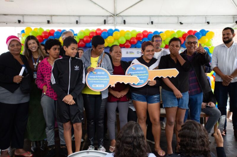 Volta Redonda entrega casa própria a 112 famílias carentes