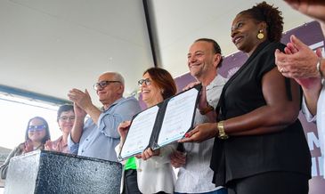 Araraquuara (SP), 23/12/2024 - Ferroviária terá primeiro CT exclusivo para o futebol feminino no Brasil. a Diretora Executiva de Assuntos Corporativos da Petrobras, Clarice Coppetti; o Prefeito de Araraquara, Edinho Silva; a presidente da Fundesport, Roseli Gustavo; a Diretora de Futebol Feminino, Nuty Silveira; a Diretora de Futebol Feminino, Ana Lorena Marche; o presidente da Câmara dos Vereadores de Araraquara, Paulo Landim, e a Deputada Estadual, Márcia Lia. Foto: Rafael Zucco/Ferroviária