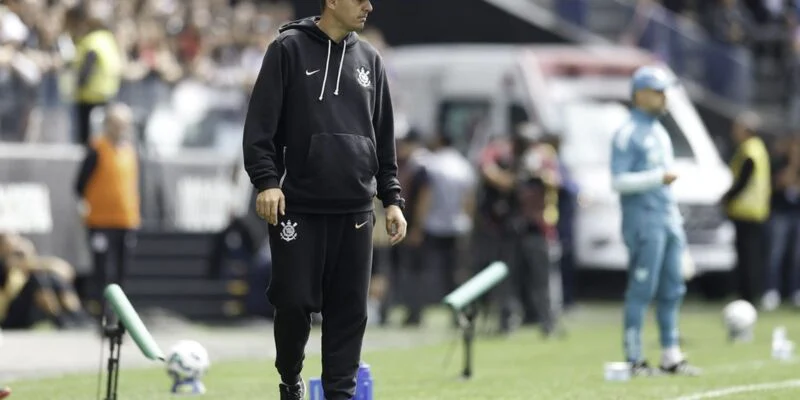 Técnico Lucas Piccinato é demitido da equipe feminina do Corinthians