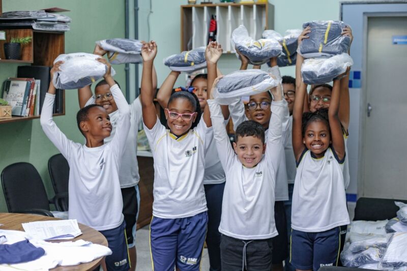 Alunos da rede pública municipal de Volta Redonda começam a receber os uniformes