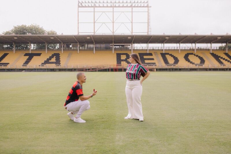 Do primeiro encontro ao ‘sim’: casal emociona com pedido de casamento no Estádio da Cidadania, em Volta Redonda