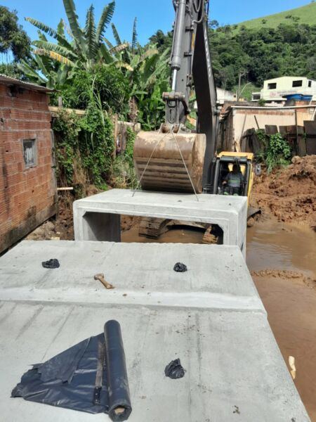 Prefeito Neto visita obras de canalização do Córrego Açude em Volta Redonda